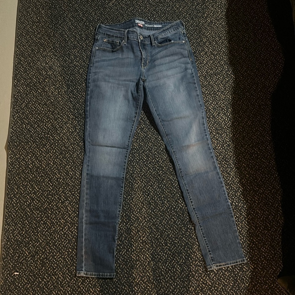 Modern skinny Levi’s Denizen size 10
